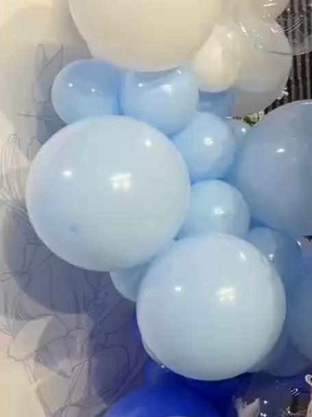 儿子过百天。妈妈用钱做了一个大“蛋糕”