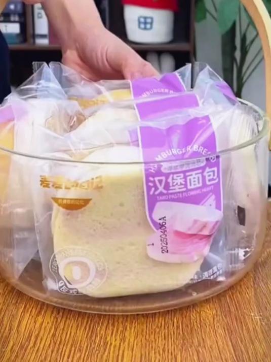 芋泥汉堡真的太好吃了里面满满的芋泥夹心入口湿软绵密奶香融合