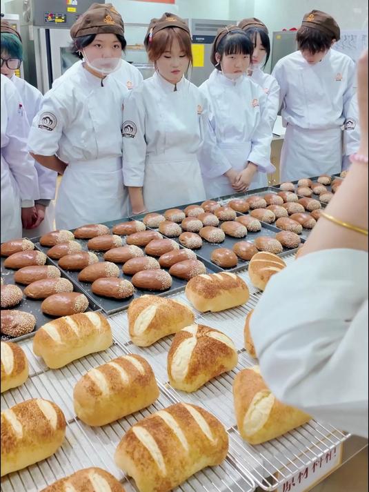 欧米奇面包课堂点评~同学们今日解锁产品-栗子面包&芝士火腿面包
