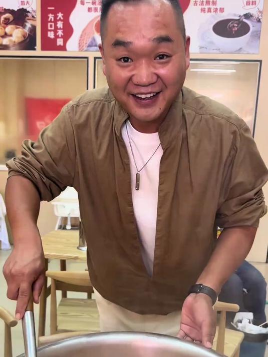 葱姜大料起锅烧油先爆香,连杰中午店里做麻辣大盘鸡!