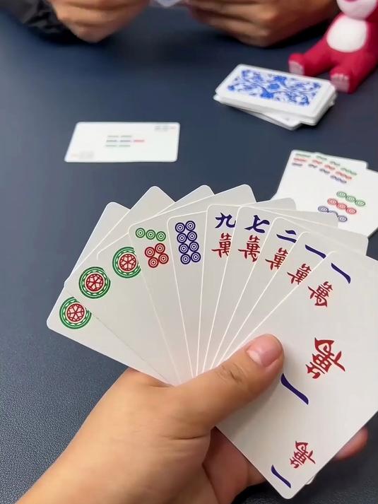 带麻将出门嫌重?144张纸牌版和传统麻将一样,揣包里超方便