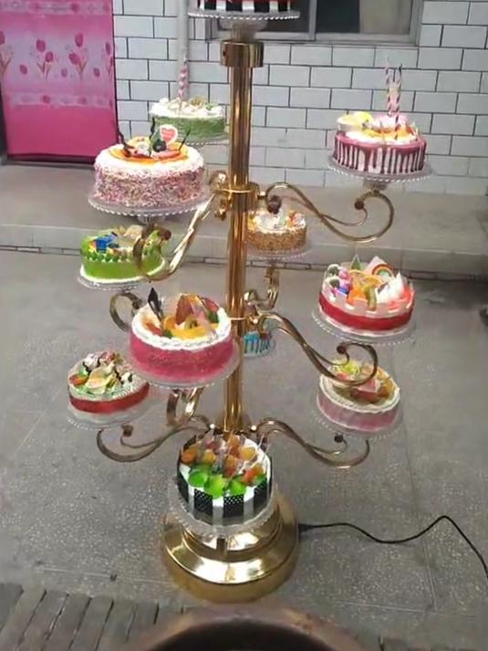 山西一孩子晒姐姐送的12岁生日蛋糕，一共12个，还能转桌