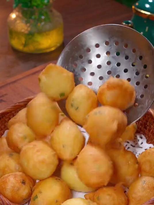 鸡蛋泡泡在家做美食真好吃