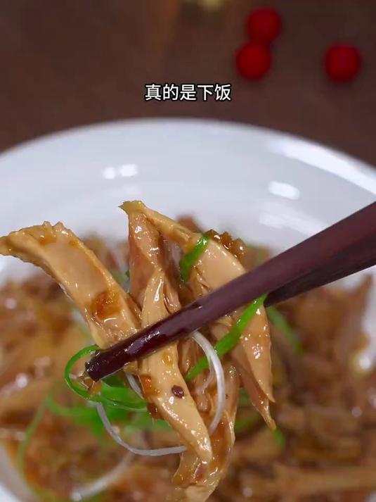 每年一到过年,我就会给亲戚朋友安排上这个沙姜葱油捞鸡