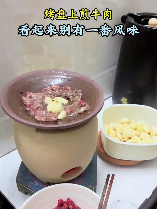 烤盘上煎牛肉,看起来别有一番风味