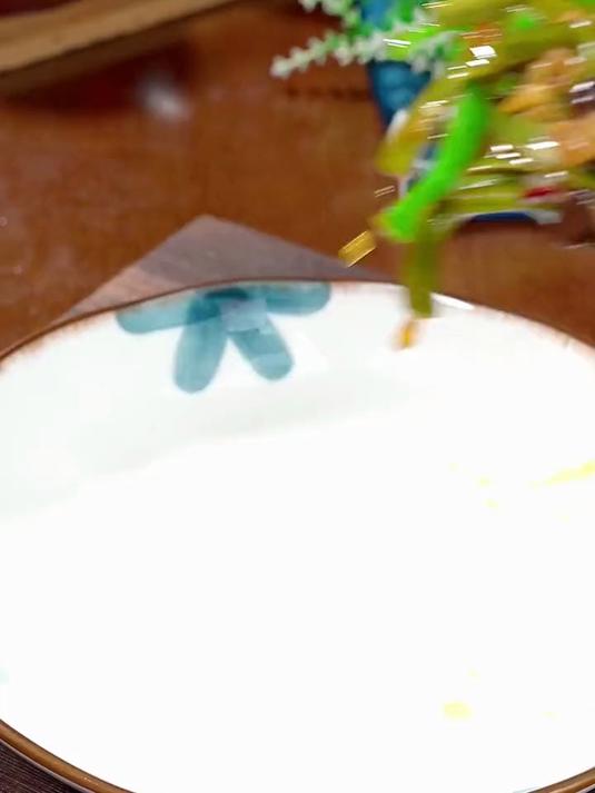 贡菜就是莴笋嘛？还真不是，贡菜搭配肉炒着吃格外的下饭