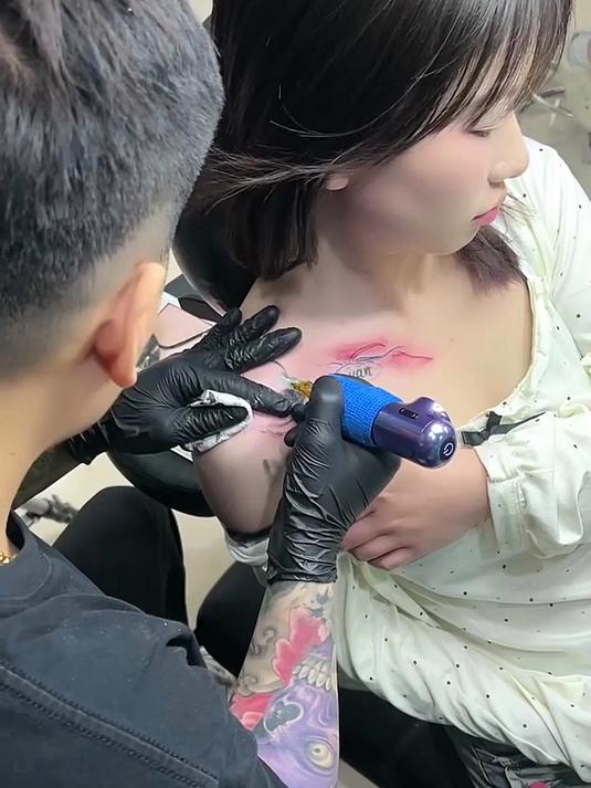 气质美女锁骨纹身,简直太美了