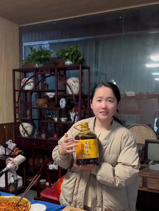 菜籽油炸酥肉!外皮金黄酥脆,内里肉嫩,油香不腻