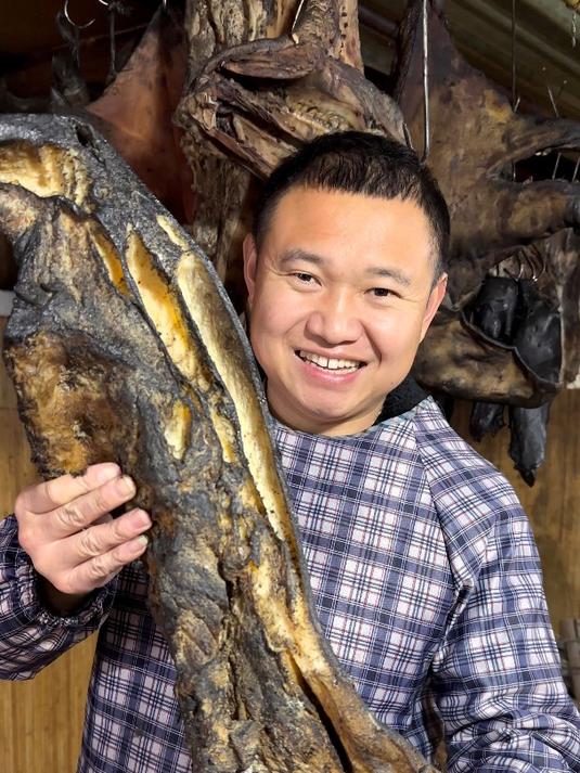 300斤腊肉被耗子啃了,农村四哥父子想办法挽救,老妈回家傻眼了