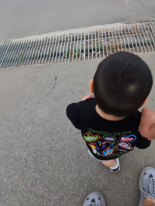 小鱼儿特别粘妈妈,妈妈去上厕所的时间他都到处找妈妈