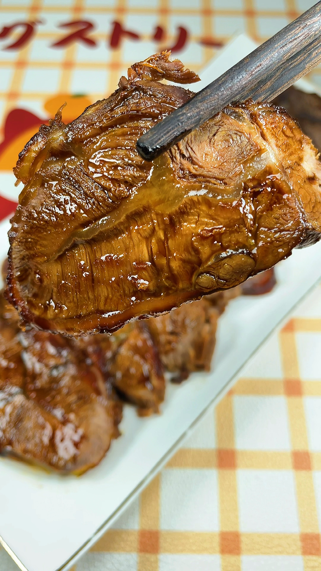 你知道卤牛肉要怎么做才能酱香浓郁,口感柔嫩吗?今天我就把珍藏了40年的配方告诉你们