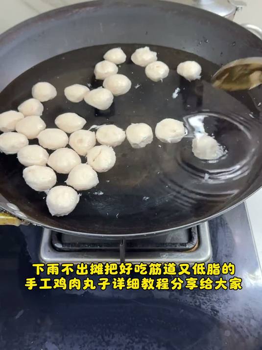 纯手工鸡肉丸子的教程来了，筋道Q弹还有点脆脆的口感，太好吃了