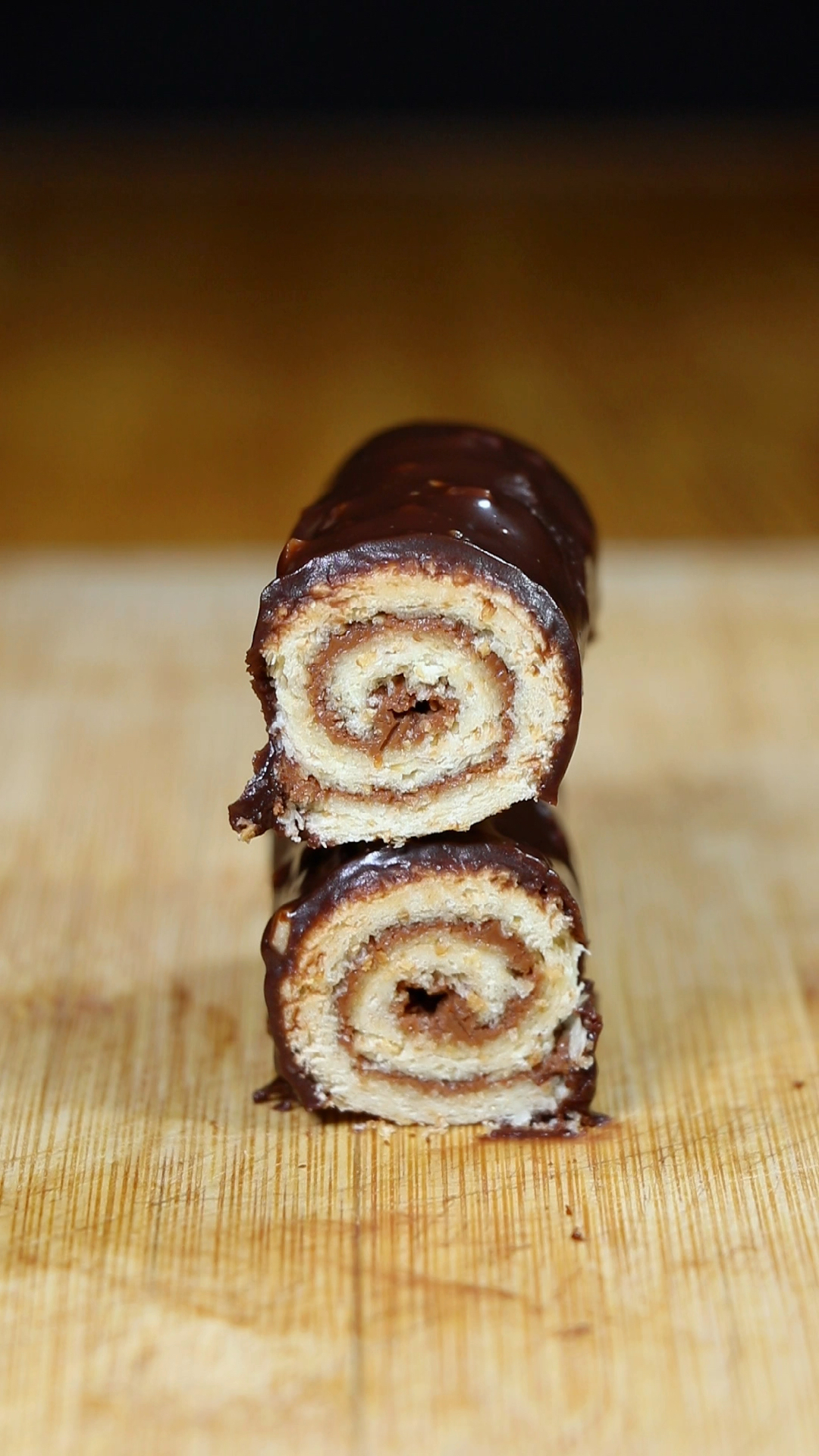用巧克力、吐司面包做的巧克力夹心卷,希望你能喜欢