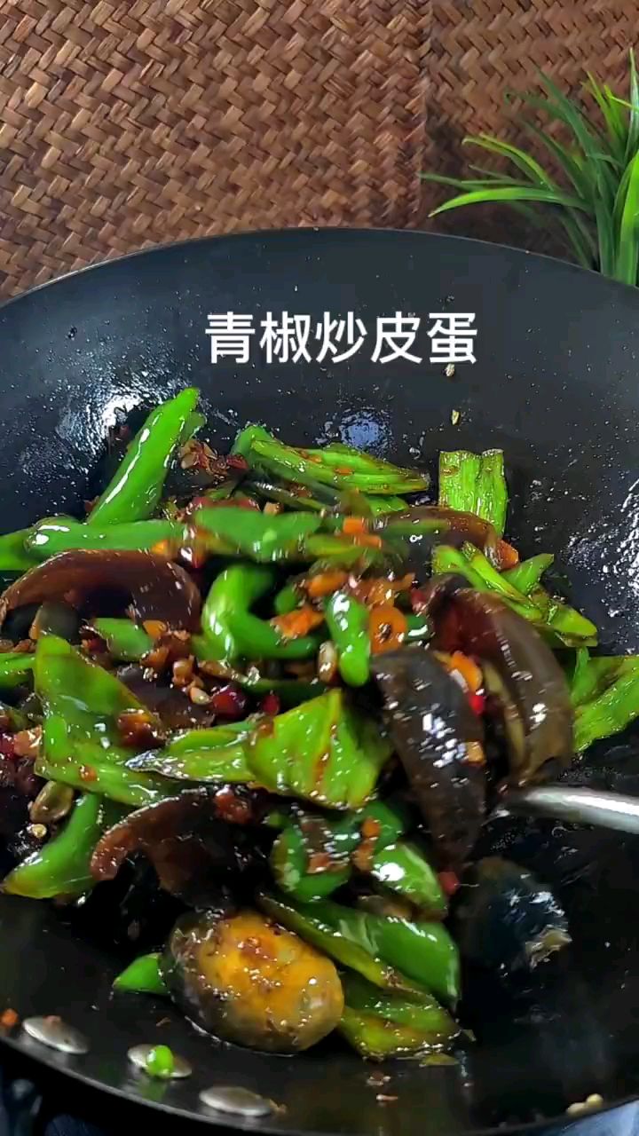 特色美食青椒炒皮蛋