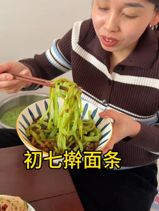 今天初七了,习俗吃面条,今天做个菠菜面,打了三样卤,尖椒茄子肉、酱缸咸黄瓜肉、芥菜嘎达肉