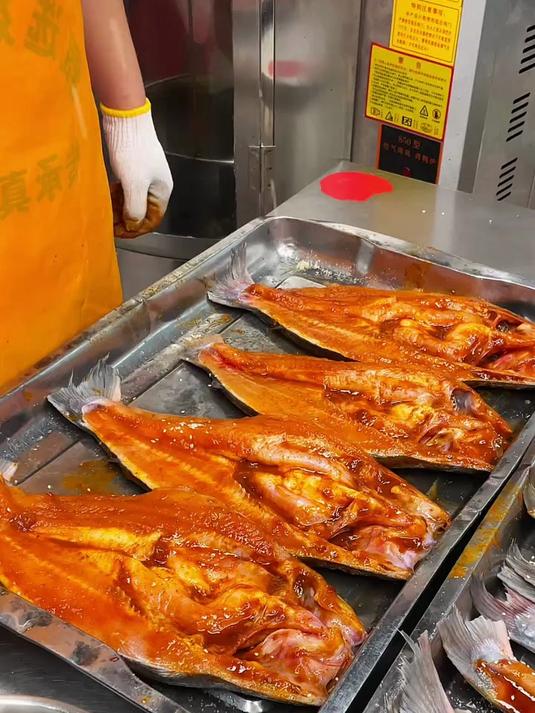 过年吃地摊烤鱼，调料简单，香味浓郁~