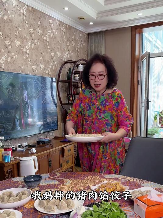 鲜嫩多汁的热腾腾饺子谁能不爱!我妈拌的猪肉馅真绝了!