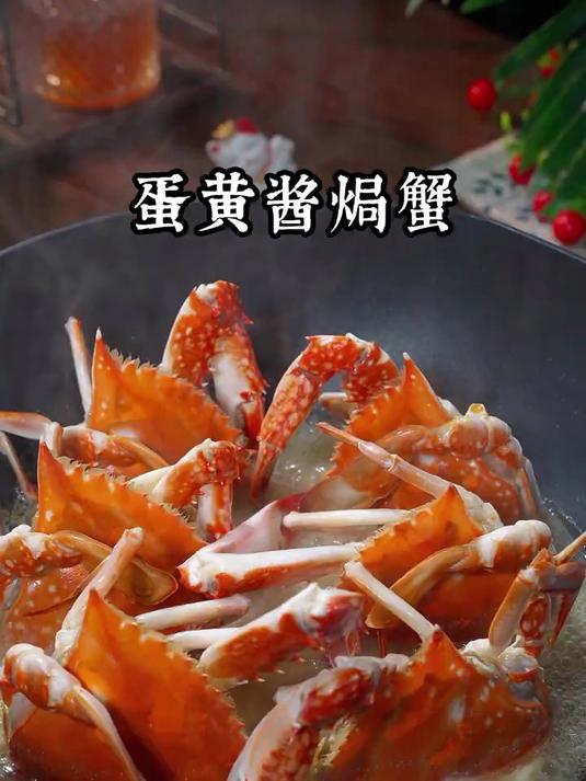 将螃蟹倒立着放在锅里蒸一蒸，太好吃了