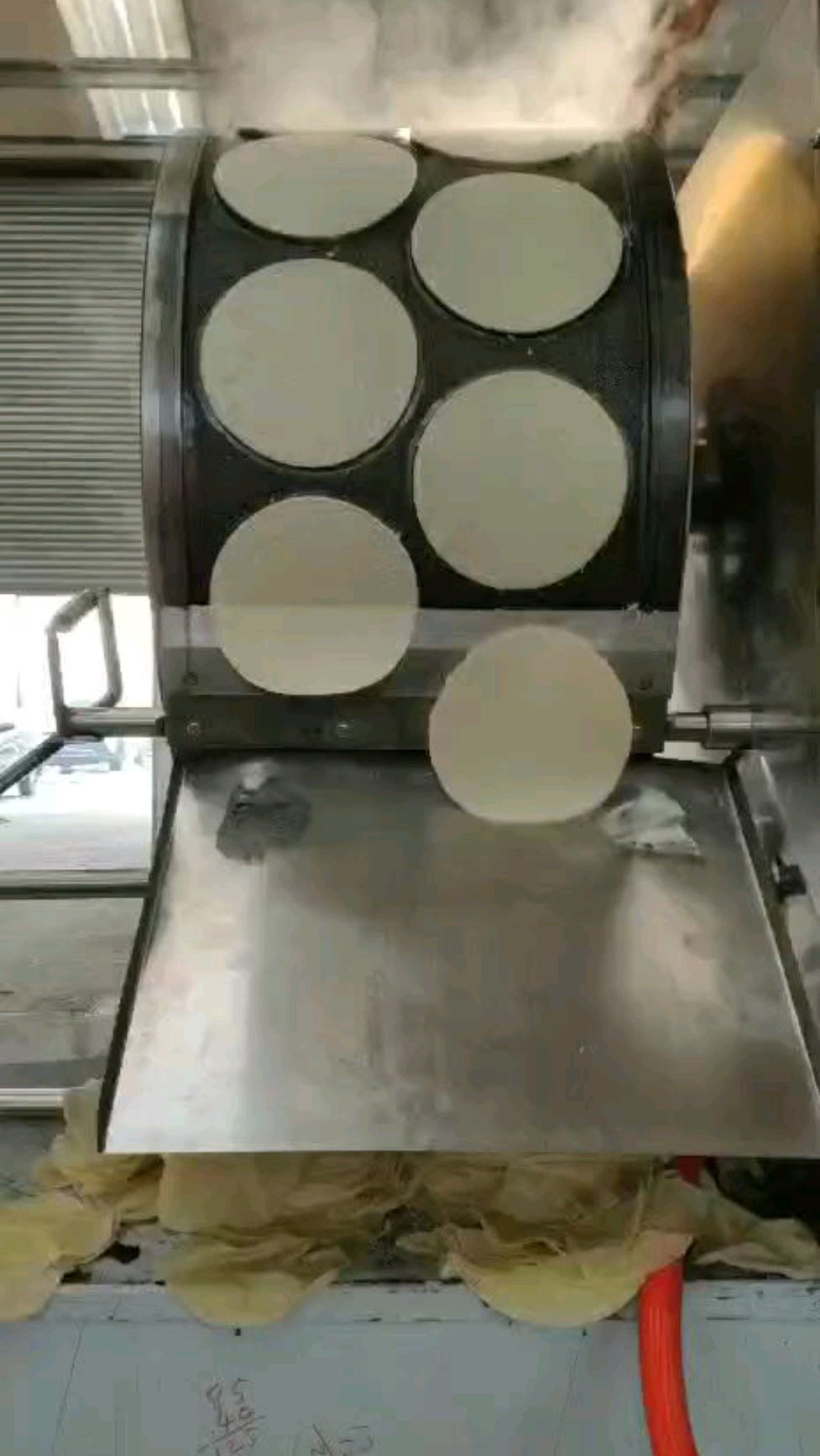 全自动烤鸭饼机圆形春卷皮机仿手工小卷饼机器视频