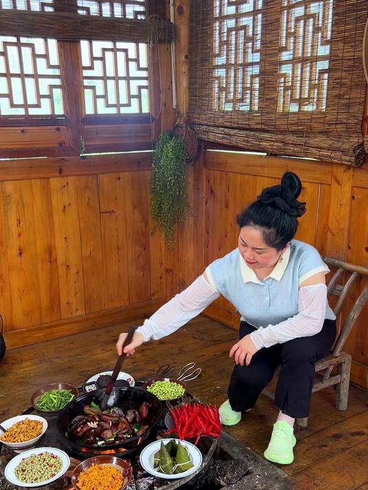 家乡的腊肉简简单单做一餐蒜苗炒腊肉美滋滋#腊肉怎么做才好吃 #农家柴火烟熏腊肉