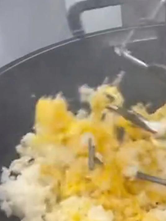 用机器制作蛋炒饭,需要提前把食材和调料准备好