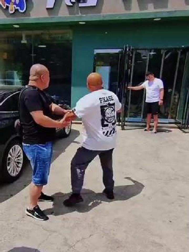 这个店必须曝光,挂鸡头卖海鲜让人一来就忘不掉,菜很硬