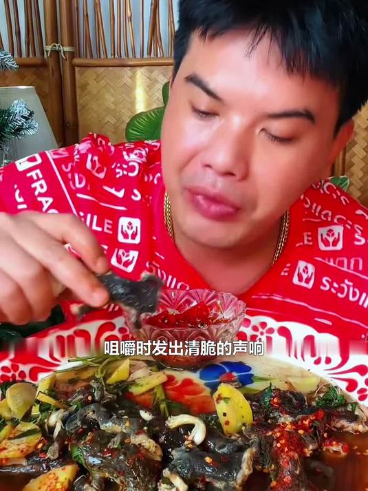 挑战重口味：小哥大口狂吃整只香辣田鸡，这口感真是让人欲罢不能！