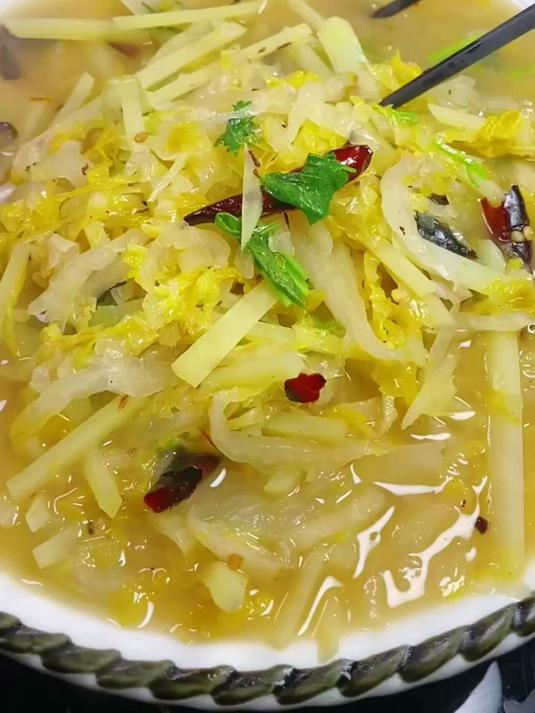东北美食家乡的味道 酸菜炖土豆丝嘎嘎好吃