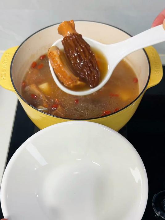 轻松煲汤！干羊肚菌炖山药，绵密脆嫩超治愈