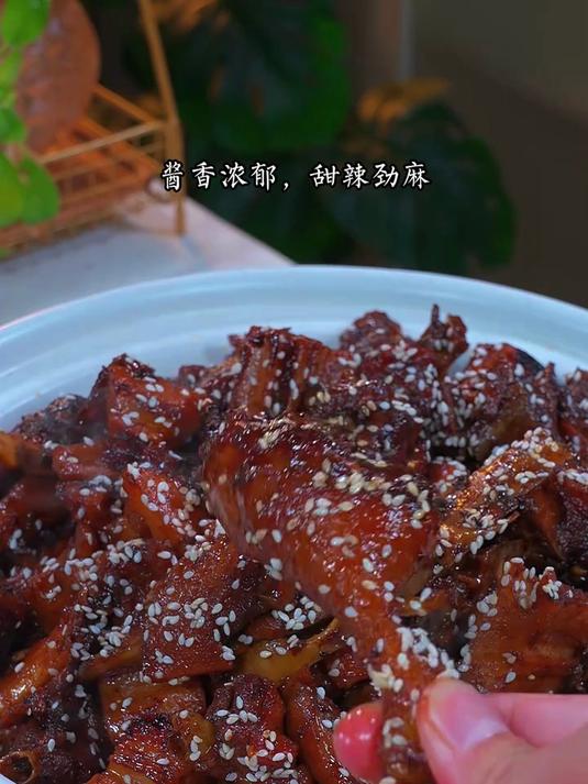 在家也能轻松复刻最近很火的武汉黑鸭煲,酱香浓郁