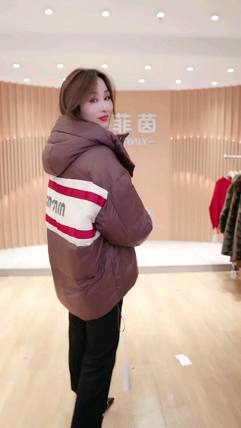 羽绒服女新款韩版连帽加厚白鸭绒短款面包服外套