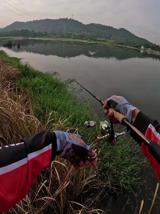 水面系爆钓超米大鳡鱼,30盘PE线狂拉到爽,这刺激谁懂