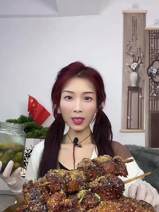 姐妹们,烧烤来一盘吧。配上解腻的酸黄瓜 哈哈哈好吃!