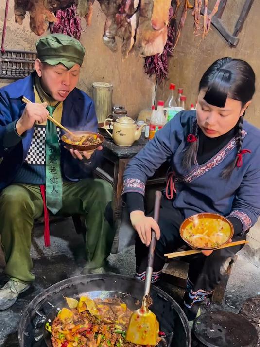 今天给老公做道干锅隔子肉，他连干两大碗饭，还说这味道太好吃了