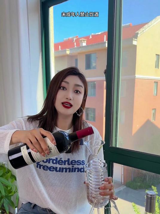 40度的高温天气 喝冰镇白葡萄酒最配了!清甜爽口!