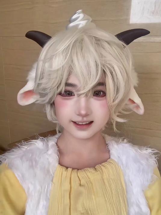 懒羊羊 cos 甜度超标！在下悟空是也，青草蛋糕全给老婆们