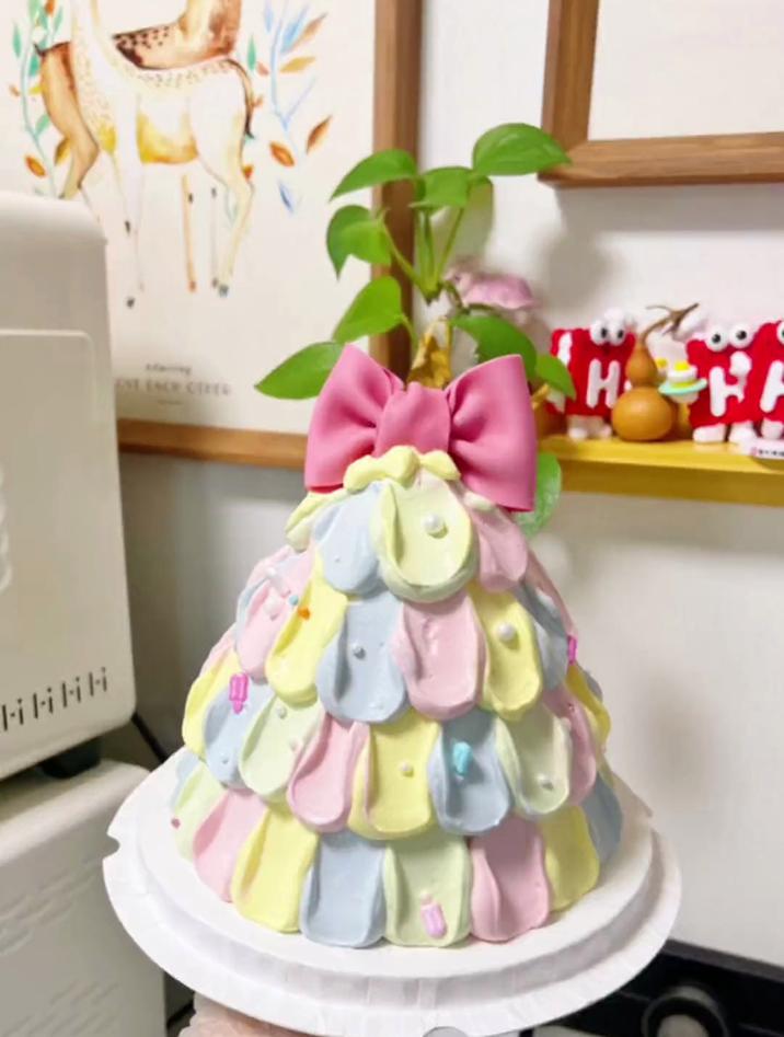 希望我的朋友们吃完这颗彩虹圣诞树蛋糕会开心一些