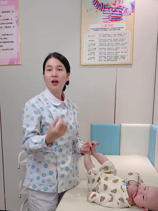 宝宝6个月以后就可以喝水了,奶瓶要换成学饮了