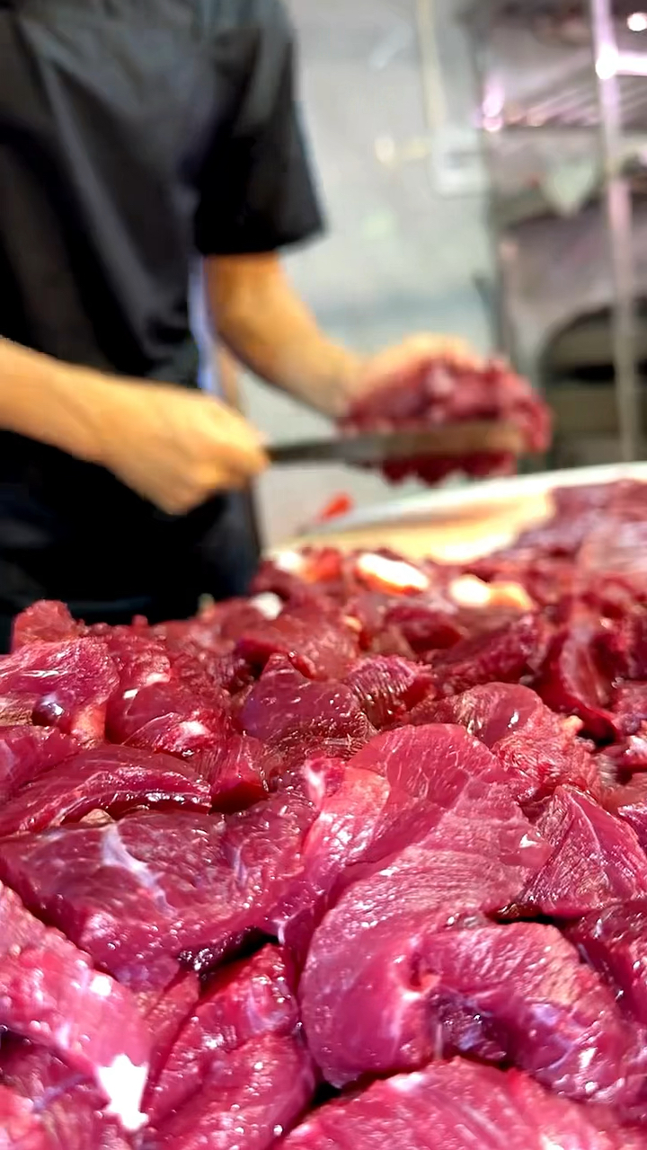 记录新鲜牛肉丸的制作过程,让大家知道放心的牛肉丸是怎么做出来的