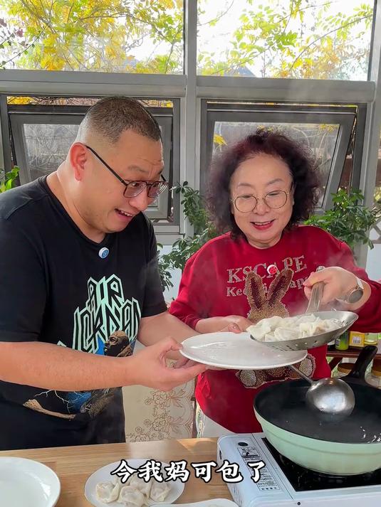 谁能拒绝热腾腾的羊肉胡萝卜饺子！鲜嫩多汁，不膻不柴