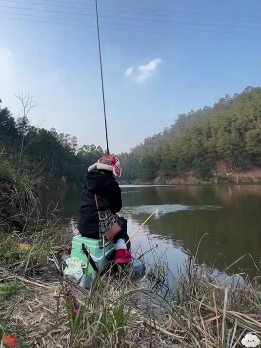艰苦奋斗钓鱼饵料，连老大爷都知道好用的一款饵料。钓鱼饵料