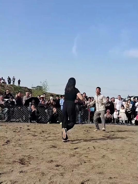 摔跤现场超燃对决：肌肉男大战美女选手