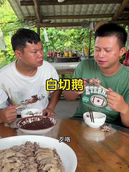 原汁原味的白切鹅，蘸上酸甜开胃的鹅酱