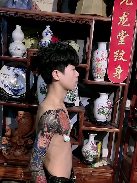 小伙子半甲纹身,简直太帅气了,真是心动了