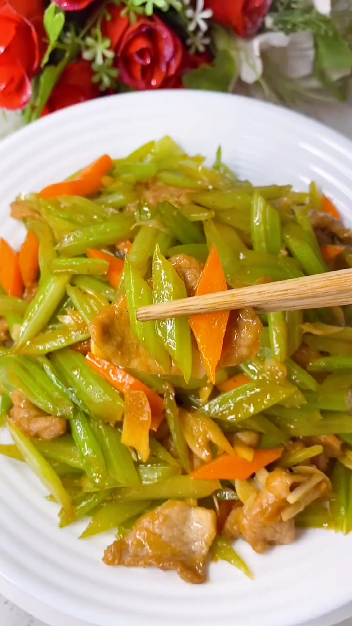 家庭版芹菜炒肉做法,简单好吃又下饭