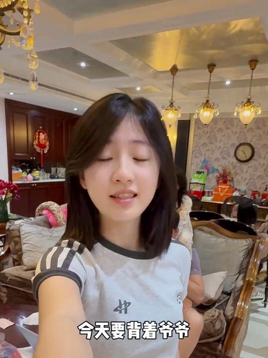 好几年都没回老家给爷爷过生日,今年姐妹俩策划要给爷爷一个惊喜