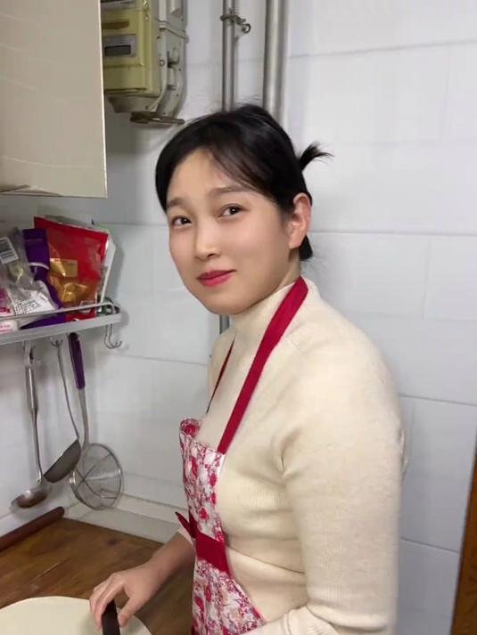 下班回家吃一碗老婆做的手擀面，就喜欢这一口，真正香