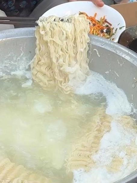 山西太原方便面,一包肉蓉面加一个蛋9块钱