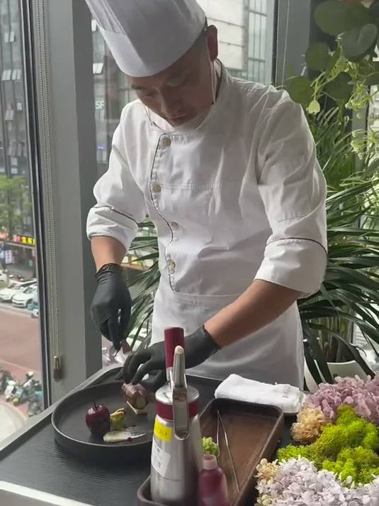 来探一探老牌牛排店王品牛排，我是为了一个餐前面包，来吃他们家牛排的