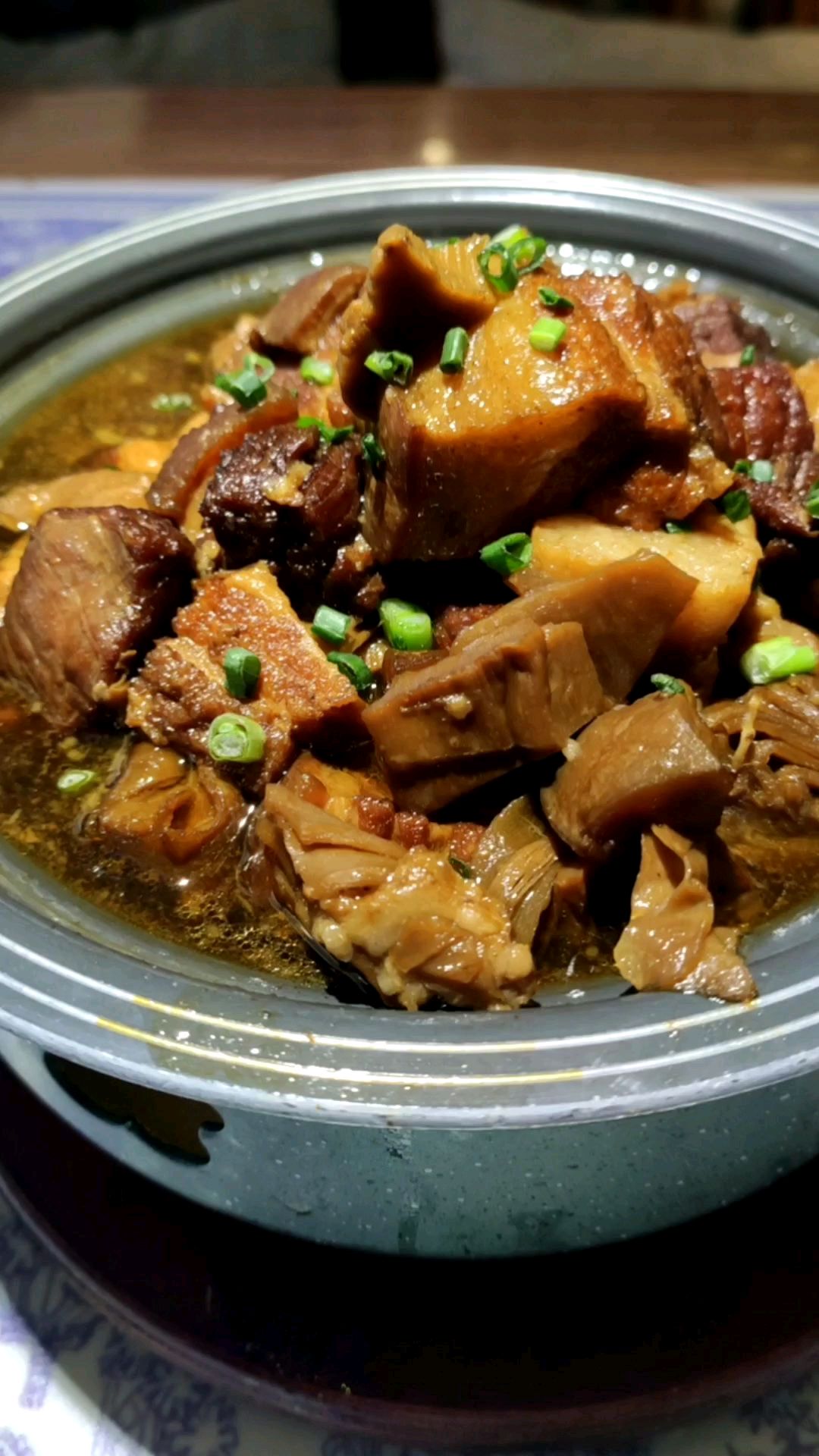 发了年终奖,终于可以痛痛快快吃红烧肉了,而且还是阿拉宁波人喜欢的笋干红烧肉